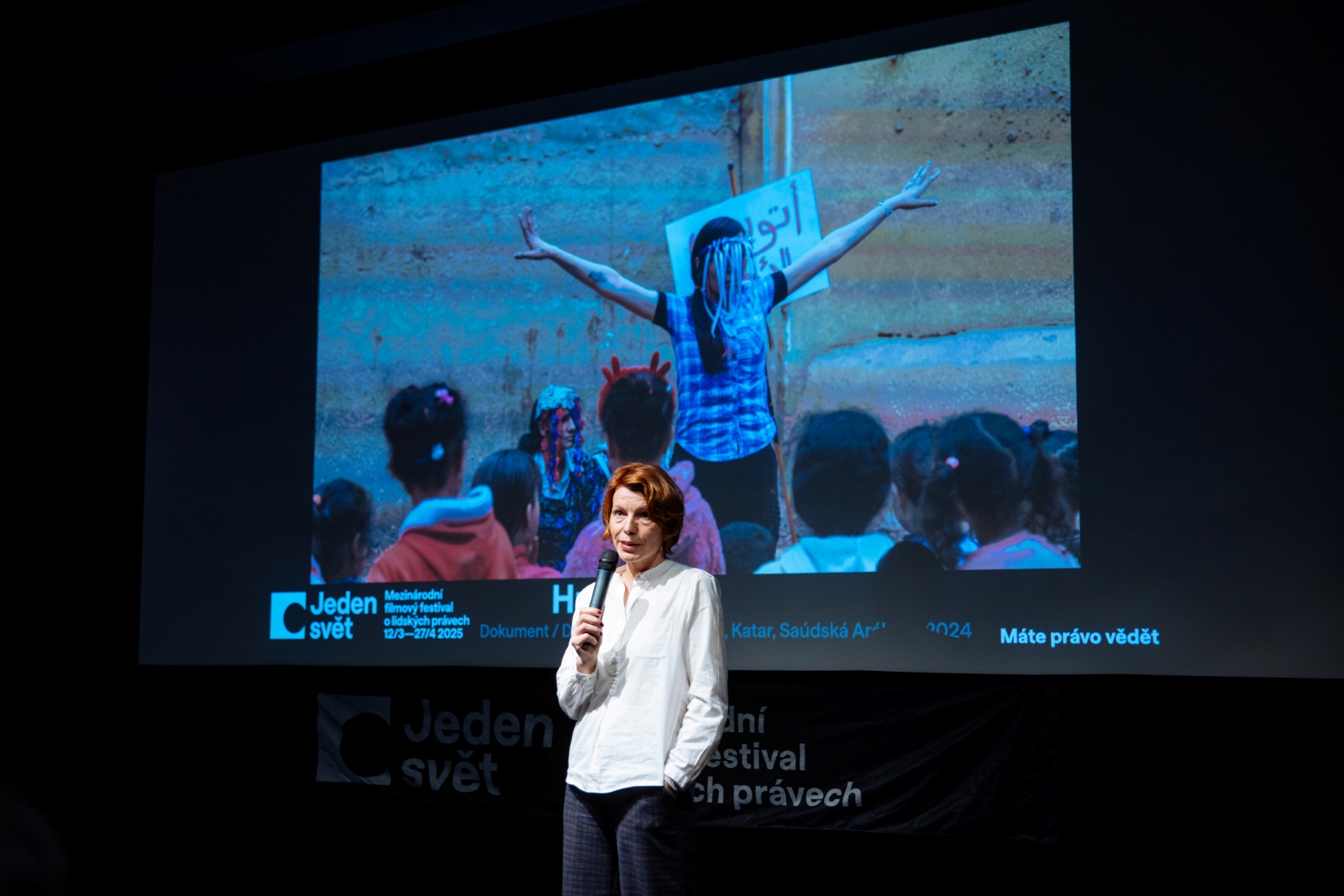 Dramaturgyně Kamila Dolotina mluví během tiskové konference v sále Edison Filmhub k publiku.