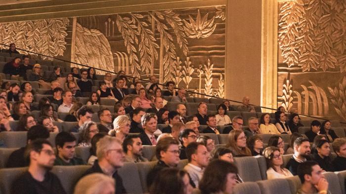 Jeden svět v Bruselu Diváctvo v bruselském promítacím sále.