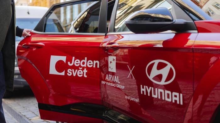 Staňte se partnerem festivalu Detail dveří červeného auta s nápisem Jeden svět, Arval a Hyundai.